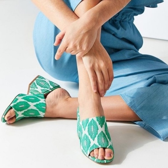 URBAN OUTFITTERS Palm Leaf Chunky Heel Cloth Mules, 8 - Picture 1 of 13